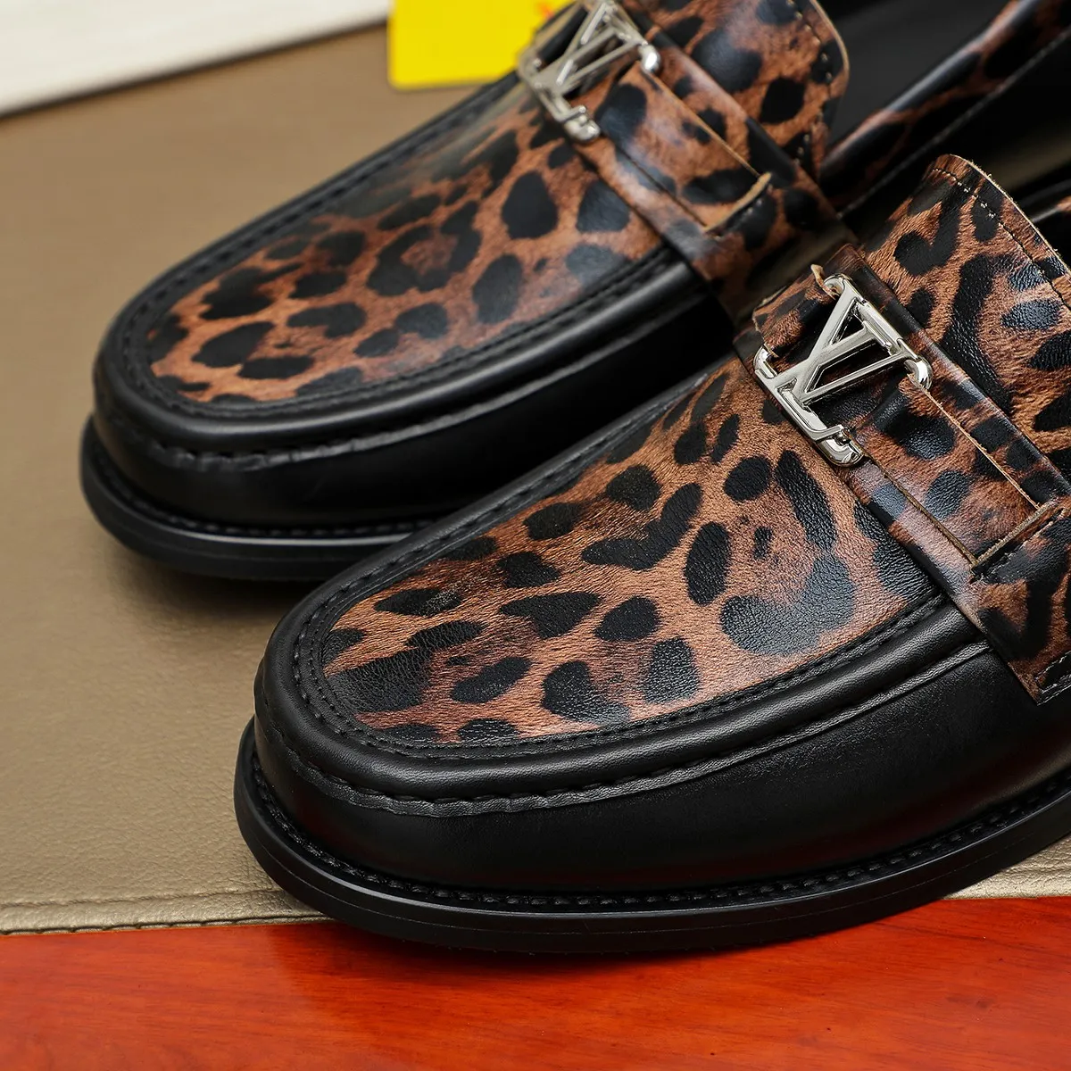 Men's shoes 💰 460 💰 Louis Vuitton LV ® 🆕 model 🔛Full shoe counter, first layer cowhide, 🐂leather lined casual shoes for men, super soft outsole, essential for driving. Counter synchronization, original first layer cowhide, completely 1:1 mold customization🌹top version, color optional! Number: 39-44 (customized at 38.45)